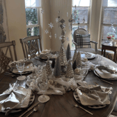 An example of a ‘modern’ Christmas dinner tablescape in silver and white. Pic: @elleandmavenue on Instagram.