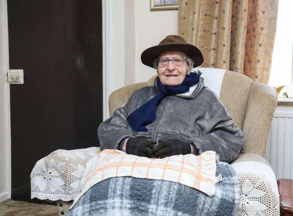 <p>Ivor Gardner, a 103-year-old WW2 veteran who has spent the winter without heating after an energy left him without a working meter is keeping warm - under tea towels and wearing oven gloves.</p>