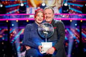 Comedian Chris McCausland and huis professional partner Dianne Buswell have been crowned the 2024 Strictly Come Dancing champions. 