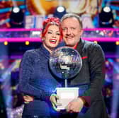 Comedian Chris McCausland and huis professional partner Dianne Buswell have been crowned the 2024 Strictly Come Dancing champions. 