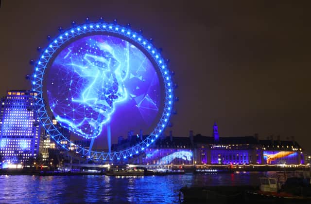The projections used mapping and hologauze technology
