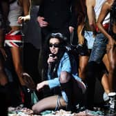 Charli XCX (c) at the Grammy Awards in 2025.