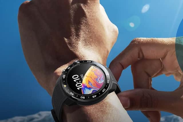 It feels great on the wrist, with a chunky bezel, but not too much weight