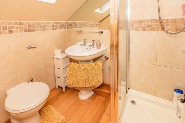 This bathroom suite includes a shower cubicle.