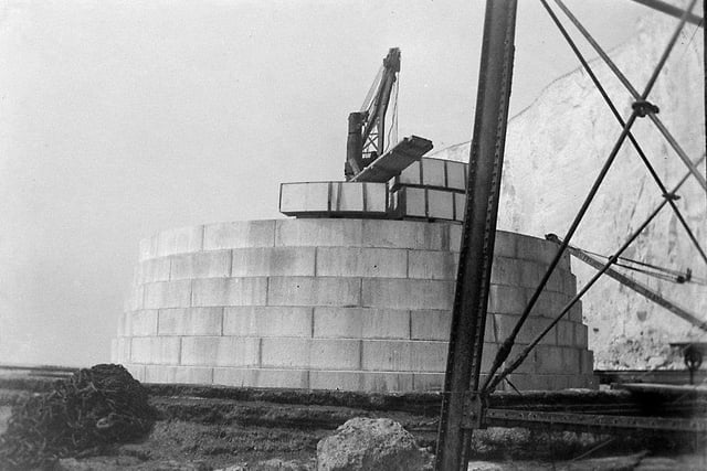 Construction of Beachy Head lighthouse, 1901