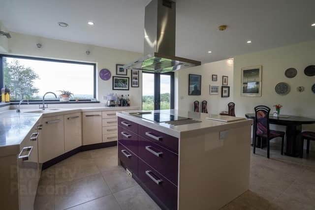 The property has a 5.51m x 4.83m kitchen/dining area