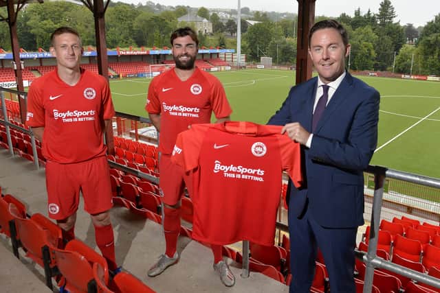 Leon Blanche head of communications at BoyleSports bookmakers pictured with Larne players Jeff Hughes and Johnny McMurray after the betting giants teamed up with the Larne club to have their logo on the playing shirts.
Photo by Stephen Hamilton
Inver Men Confirm Deal with Ireland's Largest Bookmaker as Principal Partners
BoyleSports have been unveiled as brand new sponsors after agreeing a principal partnership deal with Larne FC for the upcoming 2020/21 season.
The agreement will see the BoyleSports logo adorn the front of the playing kit for both senior men and ladies' sides in what represents the company's first football sponsorship deal in Northern Ireland.
Established by John Boyle when he opened his first shop in Markethill, County Armagh in 1982, BoyleSports is Ireland's largest owned bookmaker and boasts over 300 shops across the UK and Ireland.
The family-owned firm realised a long-held ambition earlier this year by bolstering its presence in Northern Ireland with the acquisition of 33 shops