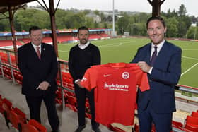 Leon Blanche head of communications at BoyleSports bookmakers pictured with Larne Chairman Gareth Clements and manager Tiernan Lynch after the betting giants teamed up with the Larne club to have their logo on the playing shirts.

Photo by Stephen Hamilton



Inver Men Confirm Deal with Ireland's Largest Bookmaker as Principal Partners

BoyleSports have been unveiled as brand new sponsors after agreeing a principal partnership deal with Larne FC for the upcoming 2020/21 season.

The agreement will see the BoyleSports logo adorn the front of the playing kit for both senior men and ladies' sides in what represents the company's first football sponsorship deal in Northern Ireland.

Established by John Boyle when he opened his first shop in Markethill, County Armagh in 1982, BoyleSports is Ireland's largest owned bookmaker and boasts over 300 shops across the UK and Ireland.

The family-owned firm realised a long-held ambition earlier this year by bolstering its presence in Northern Ireland with the acquisition o