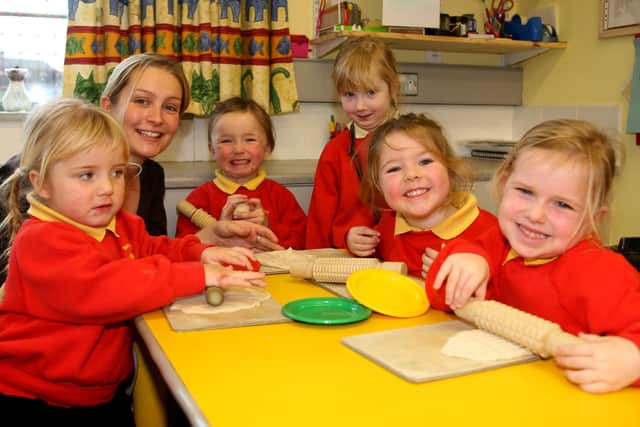 Miss Gemma Ford with children from Ballykeel Nursery playing with dough. BT47-207AC