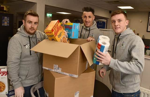James Singleton (right) joined Glenavon players and volunteers on Saturday at Mourneview Park during the club’s charity drive. Pic by Pacemaker.