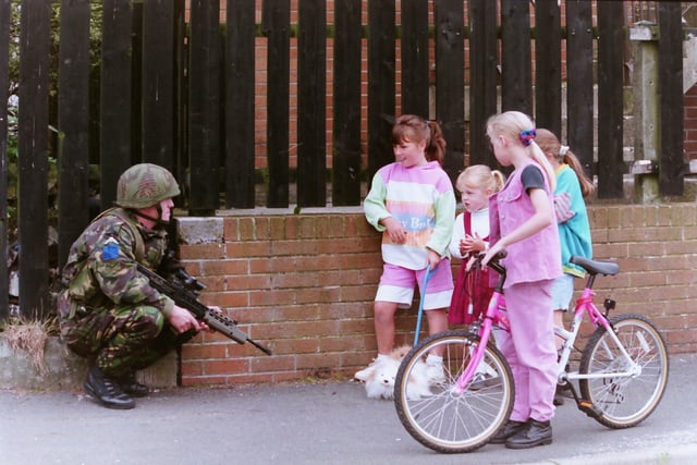PACEMAKER PRESS BELFAST12-8-19941128/94Army foot and mobile patrol. Stock pictures with murals etc around Twinbrook and Anderstontown.
