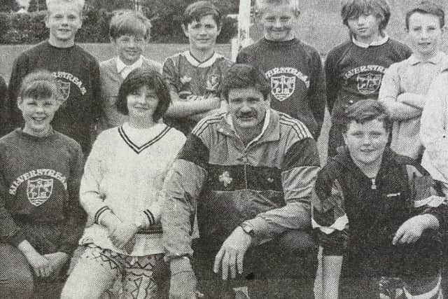Wille Anderson pictured with the Silverstream Primary School pupils before putting through his Leprechaun Rugby Course.
1991