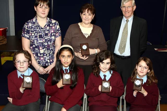 Mrs. M. Agnew (centre) pictured with St. Louis Primary School pupils, Ian McIlfatrick, Aishah Bain, Aoife Doyle and Emma Loughran who were winner of Group "B" in the Credit Union School's Quiz. Included are, Julie Ferguson and Francis Scullion Chairman of the Ballymena Credit Union. BT5-011JM.