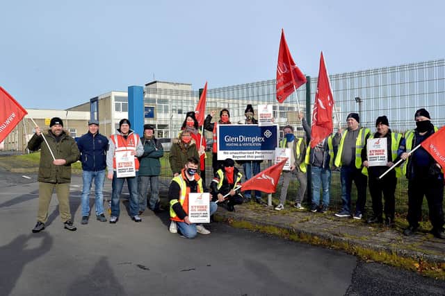 UNITE pickets at the Lurgan Road entrance to Glen Dimplex on Wednesday morning. INPT45-200.
