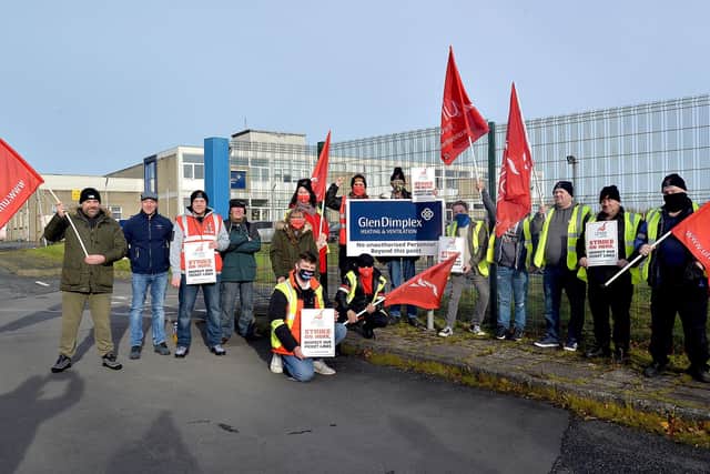 UNITE pickets at the Lurgan Road entrance to Glen Dimplex on Wednesday morning. INPT45-200.