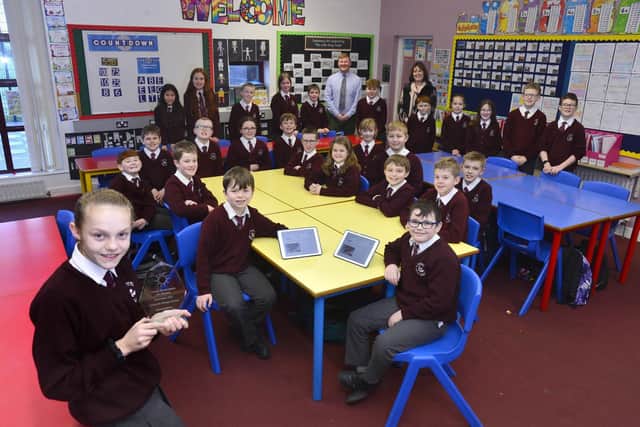 Loanends Primary School P7 class with 10Ticks trophy, Teacher Mr Sam Hyde and Principle Mrs Linda Armour.