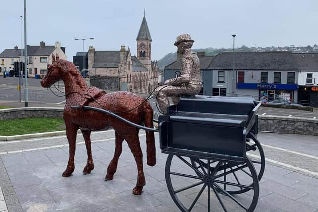 The jaunting car statue.