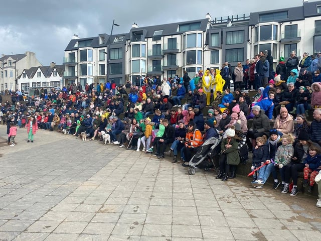 The crowd waiting for the first Duck Diver