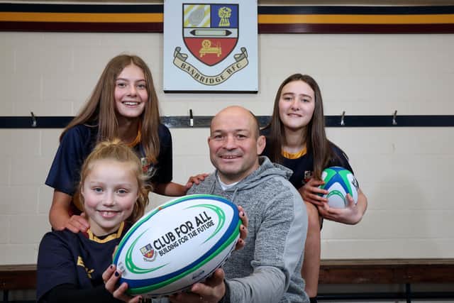 Rory Best pictured along with representatives from Banbridge Rugby Club’s girls youth team, Victoria Cromie (front), Joy Mawson (back left) and Rebecca Baker (back right)