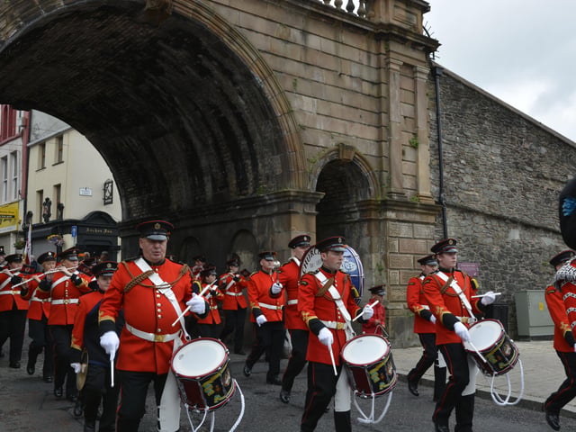 The Churchill Flute Band makes it's way through Ferryquay Gate before leaving for the main demonstration in Limavady. INLS2814-173KM