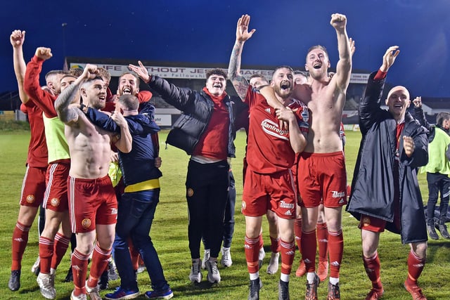 Portadown players thank the fans after securing their place in the Irish Premier League.INPT19-206.