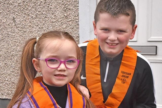 Off To The Seaside...Brother and sister, Matthew (9) and Hannah (7) Laverty. INPT19-227.