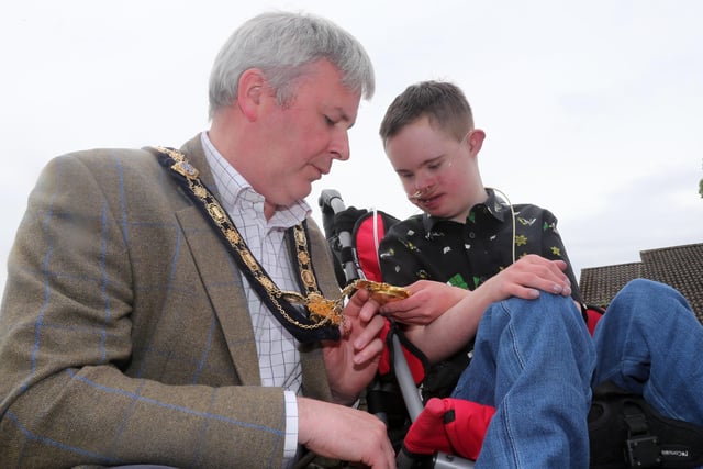 Ross McCloy from Bravehearts NI takes a moment to examine the Mayor’s chain of office.