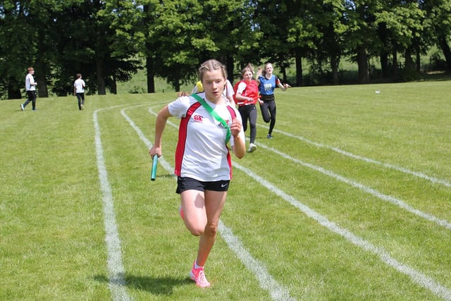 Grace Hamilton running her leg of the 4x100 relay