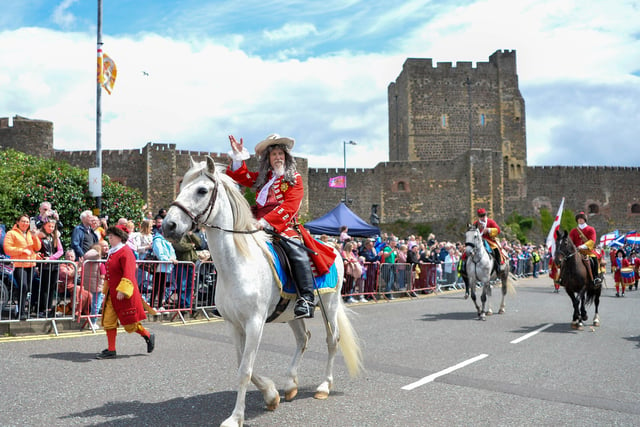 Crowds gathered in Carrickfergus to witness the re-enactment of the historical landing of William in Carrickfergus. Picture:
Andrew McCarroll/ Pacemaker Press