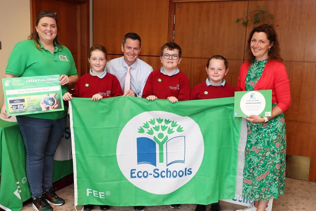 Poind Park Primary School receive their Eco Flag