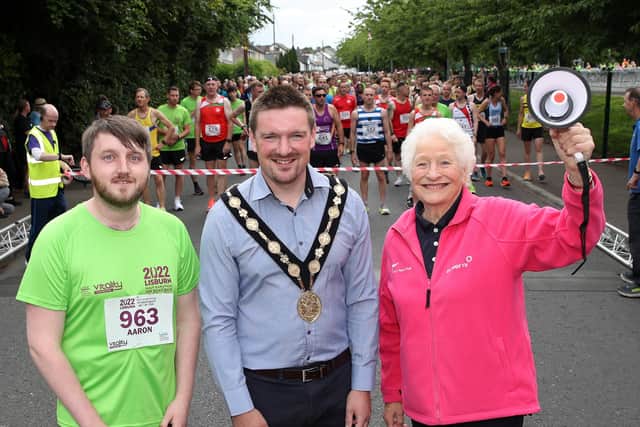 The Mayor of Lisburn & Castlereagh, Councillor Scott Carson is joined by the Chair of the Leisure & Community Development Committee, Councillor Aaron McIntyre and Lady Mary Peters as they cheer on the runners at the start line. Photograph by Declan Roughan / Press Eye