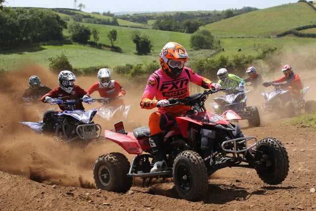 Mark McLernon leading the Premier Quad and Semi-Expert Quad Classes, with Dean Dillon, Aaron Haslett, David Cowan and Jack Young chasing him down. Photo by Andrew McKinstrey