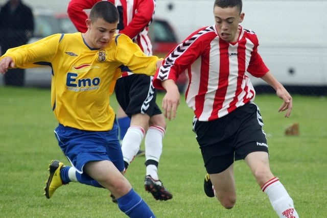 Nathan Boyle (Derry & District Youth) and Ryan Davidson (Newhill) go shoulder to shoulder in the sides U16 Plate Final clash at the Brandywell Showgrounds, during the Foyle Cup 2010.  2407GM04
