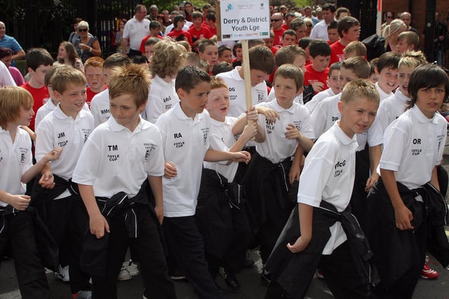 Young people with the Derry & District Youth League, taking part in the Foyle Cup parade. LS2910-574MT.