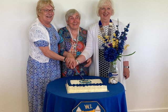 Federation Vice-Chairman, Patsy Knox (most senior active member), and President Leanna Filbey, cut the Anniversary cake.
