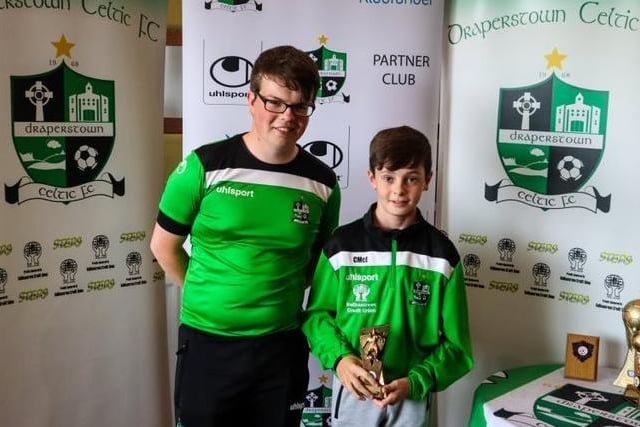 Luke McCallion presents Conall McEldowney with his 2009s Supporters' Payer of the Year award.