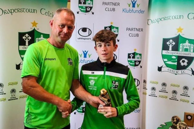 Shea Murray gets the 2007s top scorer award from Kevin Conway.