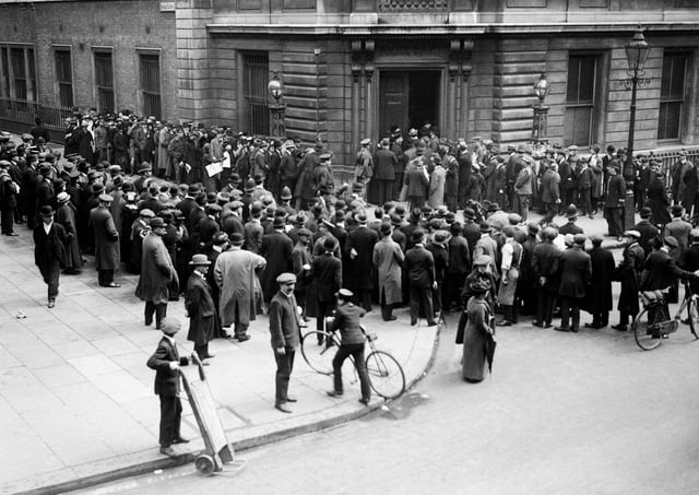 File photo dated 01/04/1916 of crowds outside Bow Street court, for the Roger Casement trial. Picture: PA/PA Wire