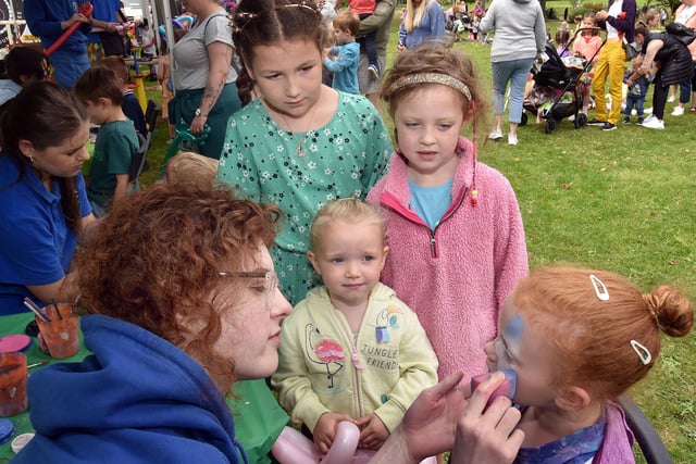 Aofie Mullen (6) has her face painted by Jessica Daly of Friendly Faces as friends, Maeve Hamill (8), Amelia Parks (3) and Therese McConville (5) look on at the fun day in Portadown People's Park. PT3-212.