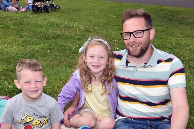 Having a picnic at the fun day are the Pollock Family, David (4), Anna (8) and Dad Andrew. PT32-205.
