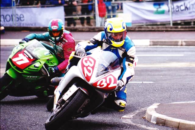 Gary Jess leads Ryan Farquhar at 2002 North West 200