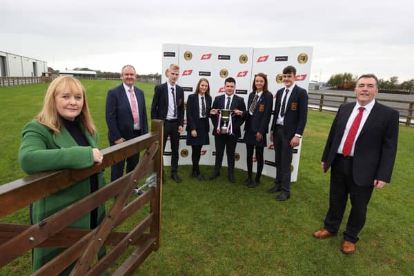 28/10/21 McAuley Multimedia REPRO FREE..Education Minister Michelle McIlveen congratulates pupils from Omagh Academy, the overall winners of the ABP Angus Youth Challenge class of 2020, James Fleming, Tori Robson, Joshua Keys, Jill Liggett and Allister Crawford. Also included are Charles Smith from the Angus Producer group and George Mullan MD ABP NI.Pic Steven McAuley/McAuley Multimedia