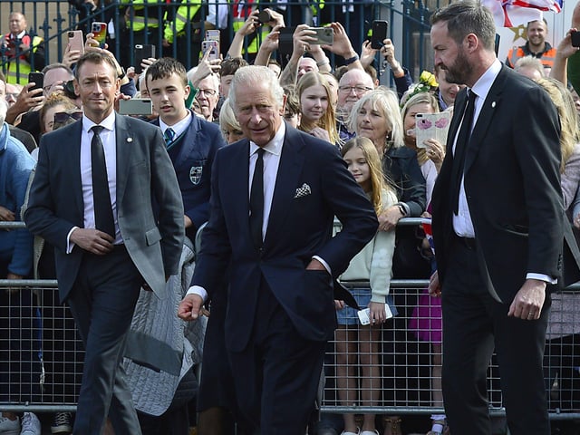 Pacemaker Press 13-09-2022: King Charles III has arrived in Northern Ireland on his first visit as monarch.
Accompanied by Camilla, the Queen Consort, his plane touched down at Belfast City Airport.
King Charles III pictured as he arrives at Hillsborough Castle where he will meet Stormont's party leaders.
Picture By: Arthur Allison/Pacemaker Press.