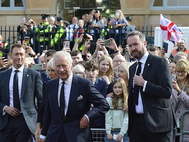 Pacemaker Press 13-09-2022: King Charles III has arrived in Northern Ireland on his first visit as monarch.
Accompanied by Camilla, the Queen Consort, his plane touched down at Belfast City Airport.
King Charles III pictured as he arrives at Hillsborough Castle where he will meet Stormont's party leaders.
Picture By: Arthur Allison/Pacemaker Press.