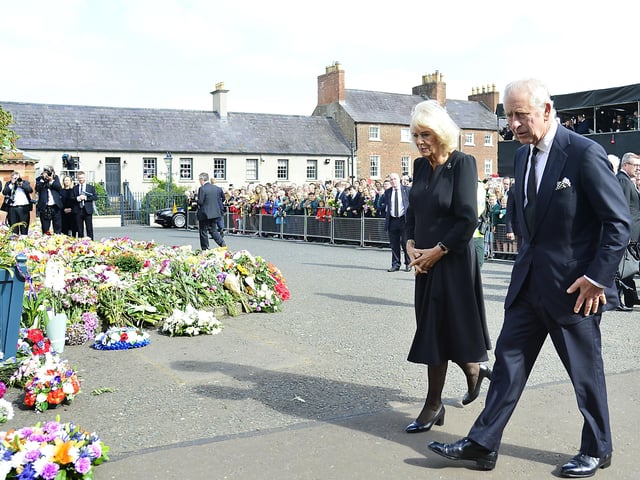 Pacemaker Press 13-09-2022: King Charles III has arrived in Northern Ireland on his first visit as monarch.
Accompanied by Camilla, the Queen Consort, his plane touched down at Belfast City Airport.
King Charles III pictured as he arrives at Hillsborough Castle where he will meet Stormont's party leaders.
Picture By: Arthur Allison/Pacemaker Press.