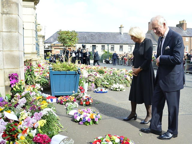 Pacemaker Press 13-09-2022: King Charles III has arrived in Northern Ireland on his first visit as monarch.
Accompanied by Camilla, the Queen Consort, his plane touched down at Belfast City Airport.
King Charles III pictured as he arrives at Hillsborough Castle where he will meet Stormont's party leaders.
Picture By: Arthur Allison/Pacemaker Press.