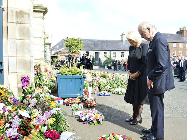 Pacemaker Press 13-09-2022: King Charles III has arrived in Northern Ireland on his first visit as monarch.
Accompanied by Camilla, the Queen Consort, his plane touched down at Belfast City Airport.
King Charles III pictured as he arrives at Hillsborough Castle where he will meet Stormont's party leaders.
Picture By: Arthur Allison/Pacemaker Press.