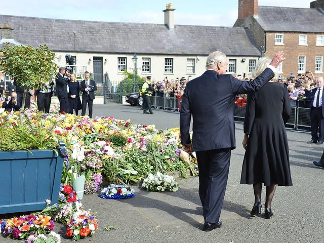 Pacemaker Press 13-09-2022: King Charles III has arrived in Northern Ireland on his first visit as monarch.
Accompanied by Camilla, the Queen Consort, his plane touched down at Belfast City Airport.
King Charles III pictured as he arrives at Hillsborough Castle where he will meet Stormont's party leaders.
Picture By: Arthur Allison/Pacemaker Press.