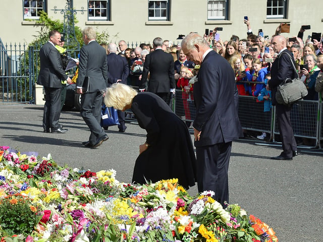 Pacemaker Press 13-09-2022: King Charles III has arrived in Northern Ireland on his first visit as monarch.
Accompanied by Camilla, the Queen Consort, his plane touched down at Belfast City Airport.
King Charles III pictured as he arrives at Hillsborough Castle where he will meet Stormont's party leaders.
Picture By: Arthur Allison/Pacemaker Press.