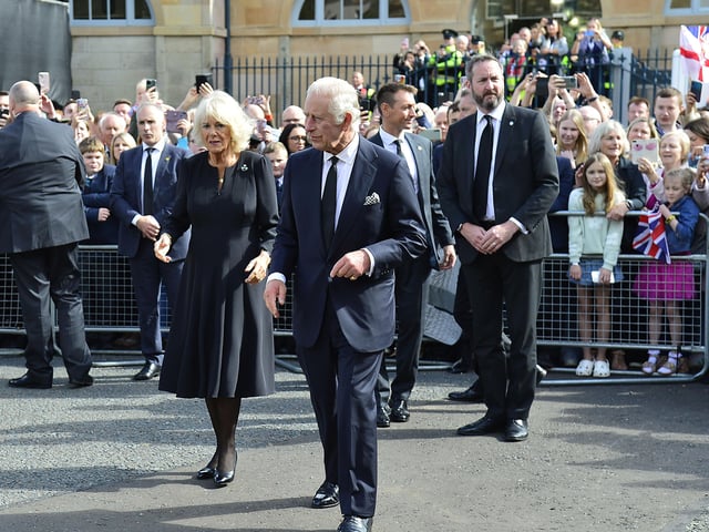 Pacemaker Press 13-09-2022: King Charles III has arrived in Northern Ireland on his first visit as monarch.
Accompanied by Camilla, the Queen Consort, his plane touched down at Belfast City Airport.
King Charles III pictured as he arrives at Hillsborough Castle where he will meet Stormont's party leaders.
Picture By: Arthur Allison/Pacemaker Press.